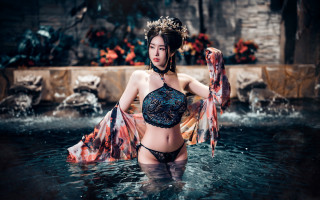 Woman bikini pool crown jewelry - a pool free wallpaper