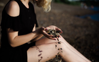 Woman beach seeds pointillism blurry - pointillism free wallpaper