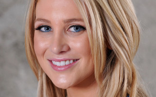 Woman blue eyes blonde hair 8 - a toothbrush free wallpaper for desktop