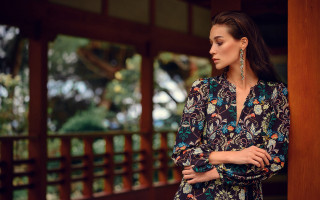 Woman wooden structure crossed arms - a wooden structure free wallpaper