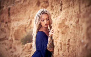 Tattooed woman blonde outdoors portrait - a rock wall free wallpaper