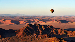 Hot air balloon desert mountains - hot free wallpaper