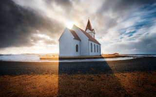 Church steeple cross cloudy sky - god ray free wallpaper