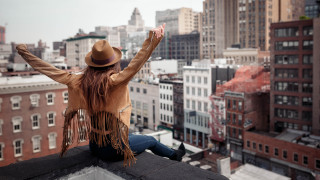 Woman rooftop cityscape blurry architecture - figuration libre free wallpaper