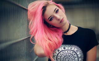 Pink haired woman fence portrait - caroline chariotdayez free wallpaper