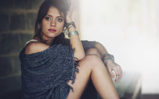 Woman bench crossed legs jewelry - free aesthetic wallpaper