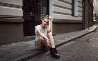 Woman sitting street building blueeyes - the side of a street next free wallpaper