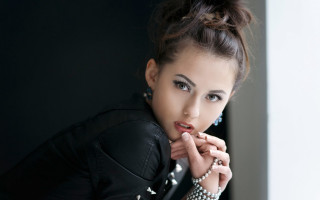 Aramenta dianthe vail fashion portrait - her finger free wallpaper