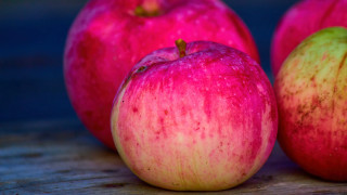 Three apples red middle wooden - fauvism free wallpaper for desktop