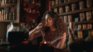 Woman bar wine shelf jars - a glass of wine free wallpaper