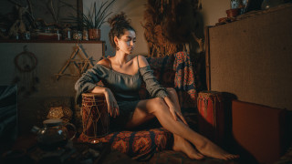 Elina karimova couch crossed leg - studio portrait free wallpaper