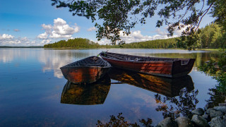 Boats dock water tree rocks - tranquil free wallpaper