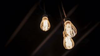 Light bulbs hanging dark illuminated - free light wallpaper