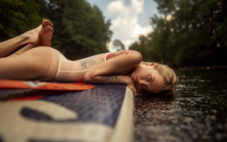 Tattooed woman surfboard water blurry - tattoo free wallpaper