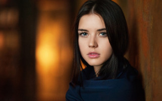 Woman blueeyes blackcoat portrait blurry - a black coat free wallpaper