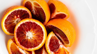 White plate sliced oranges table - a white plate free wallpaper