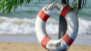 Life preserver beach waves welcome - a life preserver free wallpaper