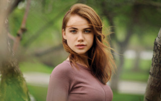 Woman tree park blurry bokeh - a tree in a park free wallpaper