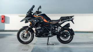 Black motorcycle parking lot red - a parking lot next free wallpaper