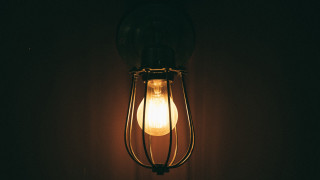 Lit bulb dark room atmospheric - free light wallpaper