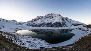 Mountain lake snow shrubbery blue - a clear blue sky free wallpaper