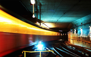 Train tunnel loading platform lights - a train traveling free wallpaper