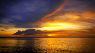 Sunset ocean clouds boat horizon 3 - a sunset over the ocean free wallpaper