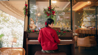 Woman piano christmas wreath tree - a woman sitting free wallpaper