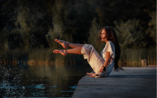 Woman dock water splashing legs - her leg up free wallpaper