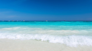 Beach waves boats sky lighthouse - the horizon free wallpaper