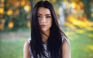 Woman longhair park blurry bokeh - the background and grass free wallpaper