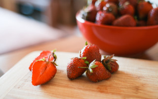 Bowl strawberries cutting board table - a bowl of strawberries free wallpaper