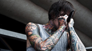 Man tattoos cellphone covering eyes - pointillism free wallpaper