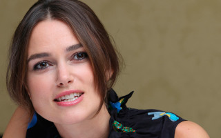 Woman black shirt blue flower - art informel free wallpaper