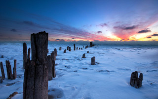 Sunset snowy field fence poles - a few pole free wallpaper