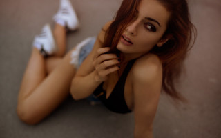 Seductive woman crossed legs blurry - her cheek free wallpaper for desktop