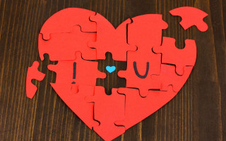 Heart puzzle love wooden table - assemblage free wallpaper