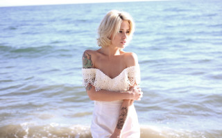 Beach woman tattoo blonde dress - a stick free wallpaper for desktop