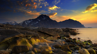 Rocky beach mountain sunset clouds 2 - a colorful sky free wallpaper
