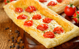 Pizza tomatoes food photography blurry - tomato free wallpaper