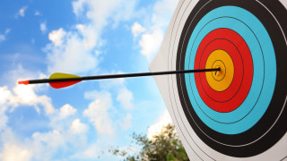 Target green arrow cloudy sky - accurate free wallpaper