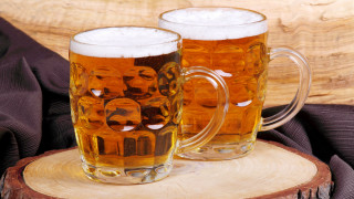 Beer mugs wooden table black - adolf bierbrauer free wallpaper