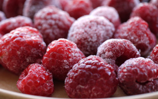 Frozen raspberries plate spoon bowl - a spoon free wallpaper