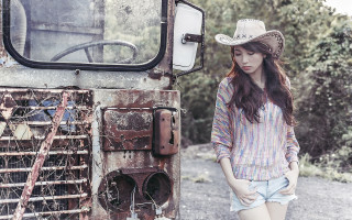 Woman rusty truck field hat - rusty free wallpaper