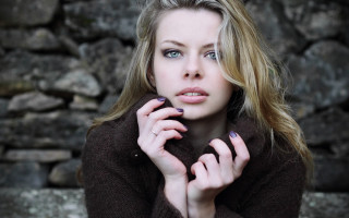 Esztter mattioni portrait blurry nails - photo of her face free wallpaper