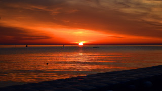 Sunset ocean boat clouds dusk 2 - a sunset over the ocean free wallpaper