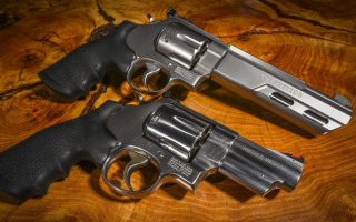 Revolvers wooden table silver grips - a black handle free wallpaper