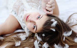 Woman feathers ring portrait blurry - feather free wallpaper for desktop