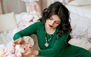 Green dress flower bouquet photorealistic - white sheet and pillows free wallpaper