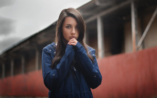 Woman building face blurry portrait - her mouth free wallpaper